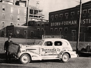 Reklamní automobil společnosti Brown-Forman před budovou palírny v roce 1936.