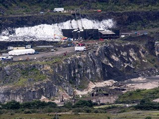 Filmový štáb při natáčení seriálu Hra o trůny v lomu Magheramorne Quarry na...