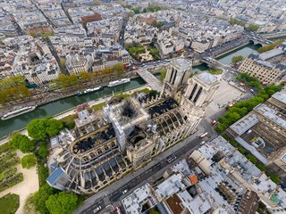 Letecký pohled na pařížskou katedrálu Notre Dame po ničivém požáru.