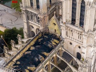 Letecký pohled na pařížskou katedrálu Notre Dame po ničivém požáru.
