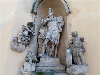 Vandal poškodil dlažebními kostkami sochy u kostela sv. Máří Magdalény v Brně....