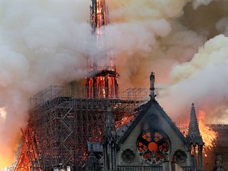 Katedrála Notre-Dame v Paříži je v plamenech. Propadla se střecha a zřítila...