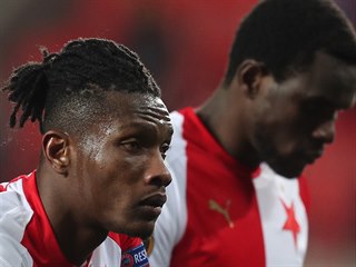 Slávističtí fotbalisté Simon Deli a Michael Ngadeu po úvodním čtvrtfinále...