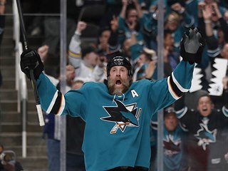 Joe Thornton ze San Jose se raduje z vítězství na domácím ledě.