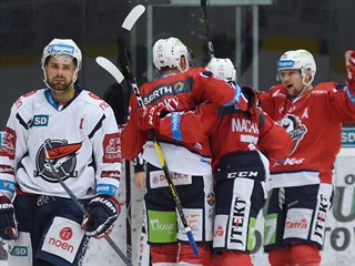 Zatímco chomutovský Petr Koblasa smutní, hokejisté Pardubic slaví setrvání v...