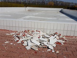 Na koupališti v Opočně opadávají kachličky i části betonu.