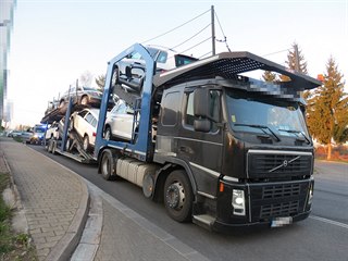 Dopravní nehoda kamionu s nákladem škodovek pod viaduktem v Nové Pace (16. 4....