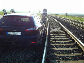 Hasiči museli ve středu ráno mezi Vlkošem a Bzencem vytáhnout auto z kolejiště.