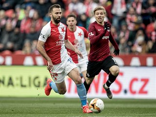 Slávistický záložník Josef Hušbauer uniká Martinu Frýdkovi ze Sparty během 291....