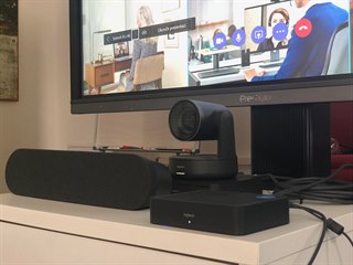 Na snímku kamera Logitech Rally, Display HUB a reproduktor videokonferenční...