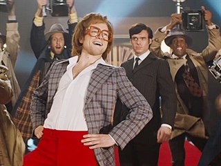 Taron Egerton coby Elton John a Richard Madden jako jeho milenec John Reid ve...