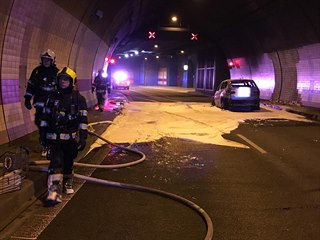 V pražském tunelu Mrázovka shořelo auto, požár poškodil i samotný tunel (15. 4....