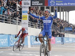 Belgick cyclista Philippe Gilbert pedil ve spurtu zvodu Pa-Roubaix Nmce...