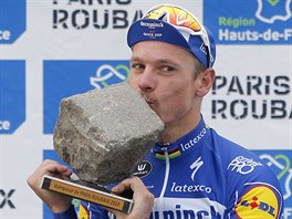 Belgick cyklista Philippe Gilbert lb trofej pro vtze zvodu Pa-Roubaix.