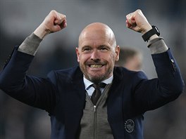 Erik ten Hag, trenr Ajaxu, se raduje z neekanho postupu svho celku do...