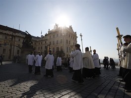 Píchod procesí do chrámu svatého Víta, Václava a Vojtcha v Praze, kde se od...