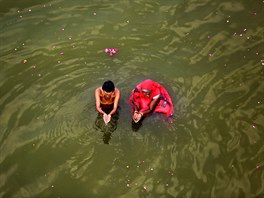 EKA. Pár provádí své ranní rituály v ece Ganga první den hinduistického...