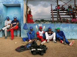 BASEBALL. Hrái odpoívají na baseballovém stadionu v kubánské Havan.