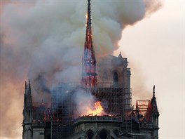 Hoící katedrála Notre Dame v Paíi (15. 4. 2019)