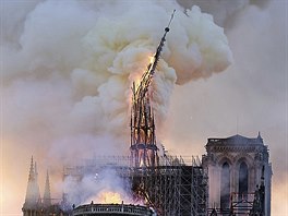 Poár katedrály Notre-Dame v Paíi (15. dubna 2019)
