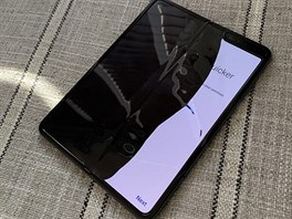 Pokozený displej ohebného smartphonu Galaxy Fold
