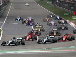 Situace po startu Velk ceny ny formule 1. V ele jsou Mercedesy, za nimi se...