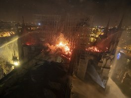 Z paíské katedrály Notre-Dame se valí plameny (16. dubna 2019).