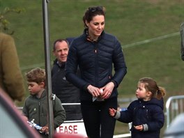 Princ George, vévodkyn Kate a princezna Charlotte (Norfolk, 12. dubna 2019)