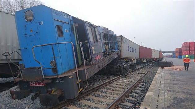 Dv posunovan soupravy se srazily v Mlnku a nsledn vykolejilo pt vagon a lokomotiva (13. dubna 2019).