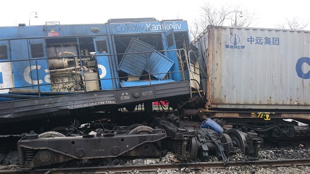 Dv posunovan soupravy se srazily v Mlnku a nsledn vykolejilo pt vagon a lokomotiva (13. dubna 2019).