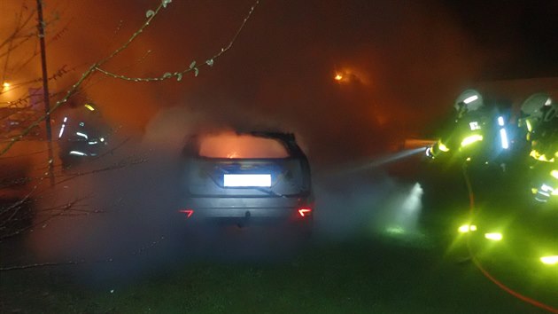 Hasi�i hasili no�n� po��r auta v are�lu nemocnice ve Fr�dku-M�stku (13. 4. 2019).