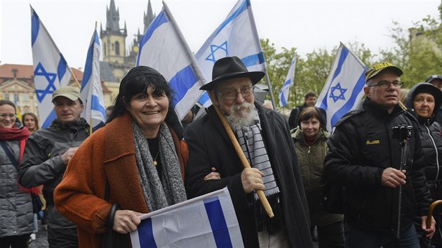 astnci pochodu dobr vle a veejnho shromdn proti antisemitismu Vichni jsme lidi, kter uspodalo 14. dubna 2019 v Praze Mezinrodn kesansk velvyslanectv Jeruzalm (ICEJ).