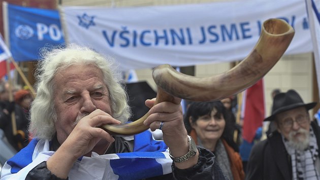 astnci pochodu dobr vle a veejnho shromdn proti antisemitismu Vichni jsme lidi, kter uspodalo 14. dubna 2019 v Praze Mezinrodn kesansk velvyslanectv Jeruzalm (ICEJ).