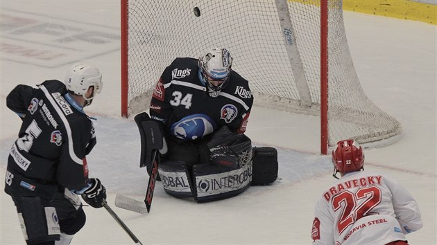 Tineck Vladimr Draveck dv prvn branku v oslaben. V plzesk brance je Dominik Frodl.