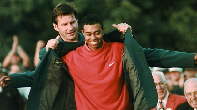 PROSM, PANE. Tiger Woods oblk zelen sako pro vtze Masters v roce 1997.