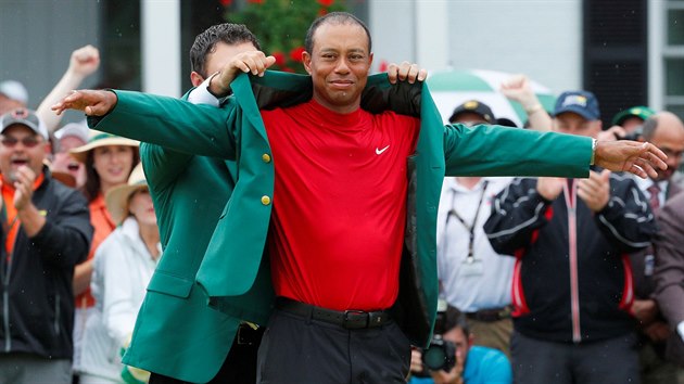 PROSM, PANE. Tiger Woods oblk zelen sako pro vtze Masters v roce 2019.