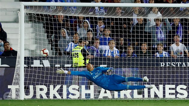 Keylor Navas v brance Realu Madrid placht marn - m z kopaky Jonathana Silvy nezastav.