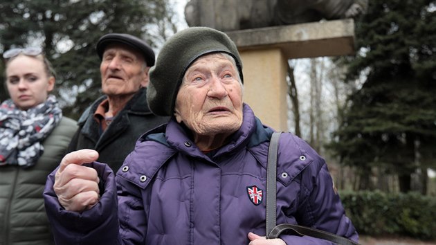 Iryna Mychailivna Shulov na mst nkdejho koncentranho tbora ve Svatav na Sokolovsku.