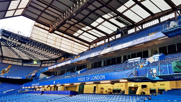 PCHA LONDNA. Slogan Pride of London zdob i hlavn tribunu na Stamford Bridge.