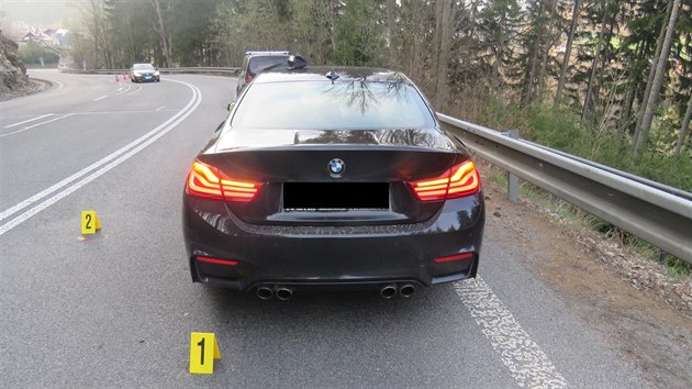 Cizinec uháněl Českem s kradeným BMW (10. dubna 2019).