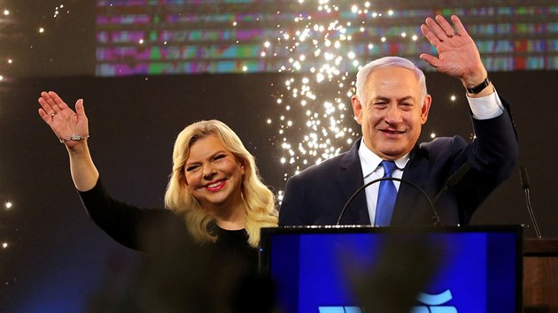 Izraelsk premir Benjamin Netanjahu po boku se svou enou Sarou zdrav sv pznivce po oznmen odhad volebnch vsledk do parlamentu (10. dubna 2019)