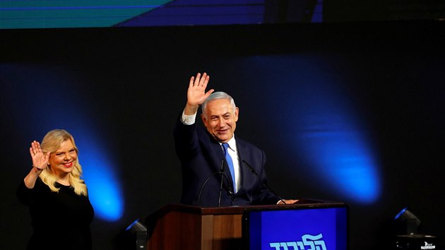 Izraelsk premir Benjamin Netanjahu zdrav sv pznivce po oznmen odhad volebnch vsledk do parlamentu. (10. dubna 2019)