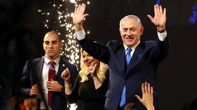Izraelsk premir Benjamin Netanjahu zdrav sv pznivce po oznmen odhad volebnch vsledk do parlamentu. (10. dubna 2019)