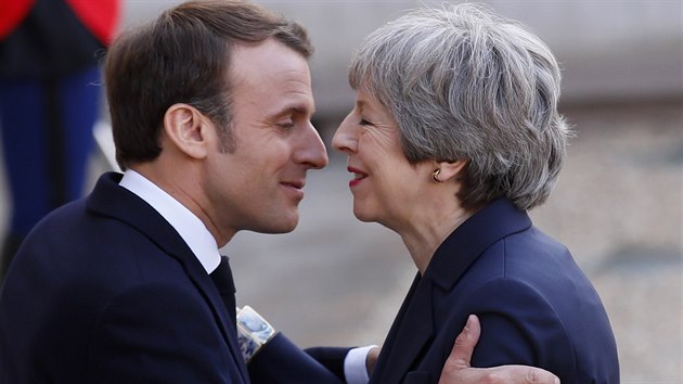 Francouzsk prezident Emmanuel Macron se zdrav s britskou premirkou Theresou Mayovou ped unijnm summitem v Bruselu (10. dubna 2019)