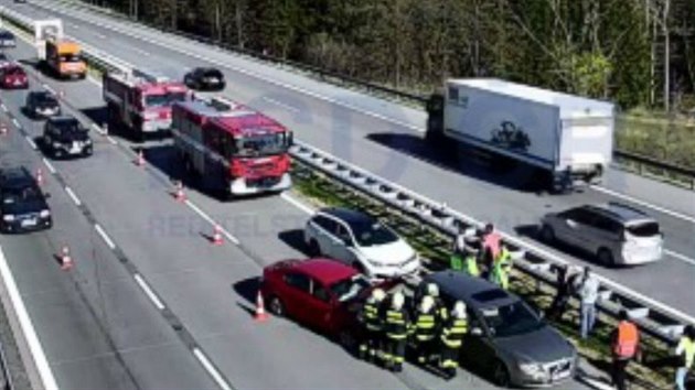 Hromadn nehoda zablokovala dlnici D1 smr Brno na 41. kilometru u ternova. (19.4.2019)