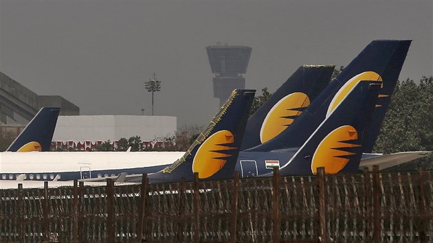 Letadla indick spolenosti Jet Airways na letiti v Bombaji (26. 3. 2019).