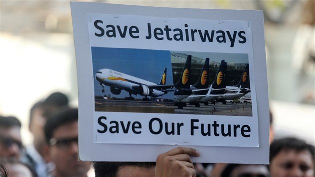 Zamstnanci spolenosti Jet Airways demonstruj proti sniovn plat v indick Bombaji (12. 4. 2019).
