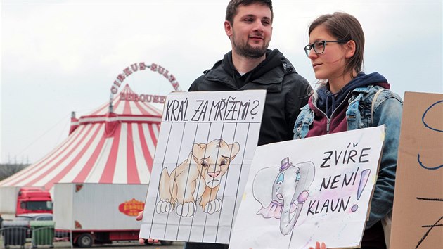 Protest aktivist za cirkusy bez zvat ped stanovitm cirkusu Berousek originl cirkus Sultn v Karlovch Varech na Zpadn ulici (13. 9. 2019).