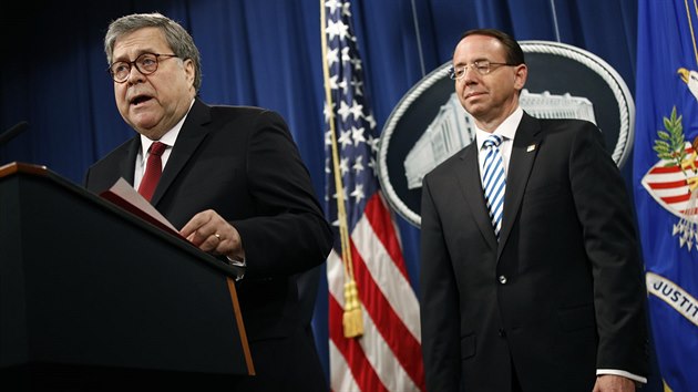 Americk ministr spravedlnosti William Barr (vlevo) a jeho tajemnk Rod Rosenstein (vpravo). (18. dubna 2019)