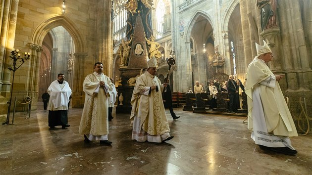Arcibiskup Dominik Duka pichz do katedrly sv. Vta na Praskm hrad odslouit mi svatou na pamtku posledn veee Jee Krista. (18. dubna 2019)